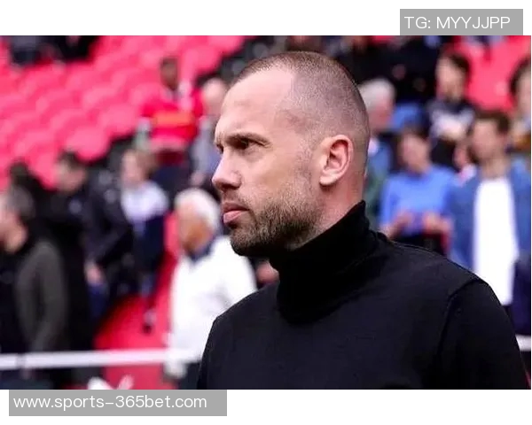 阿贾克斯总监支持海廷加称执教初期成绩并非唯一标准