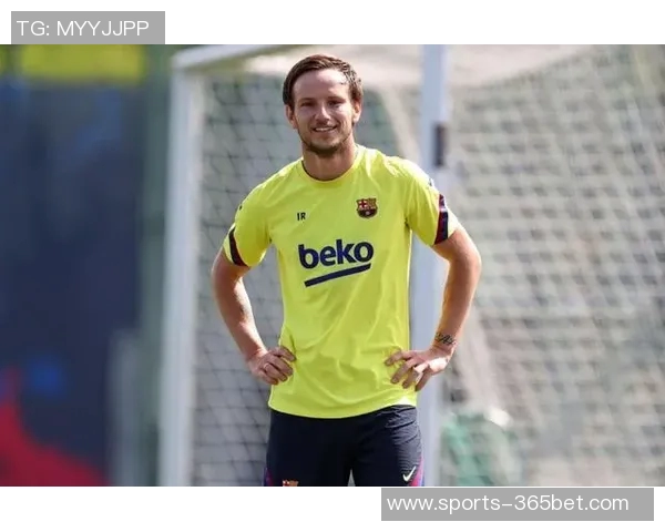 拉基蒂奇与诺伊尔阿萨莫阿合影穆勒赞叹组合实力强大