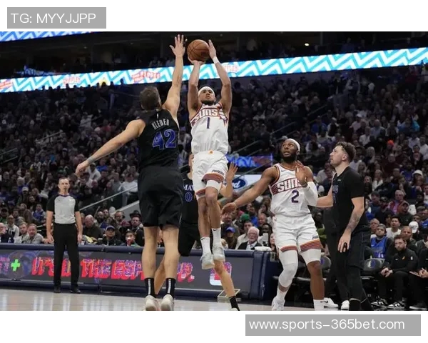 布克半场表现出色10投6中斩获15分并罚球全中助力球队稳定火力