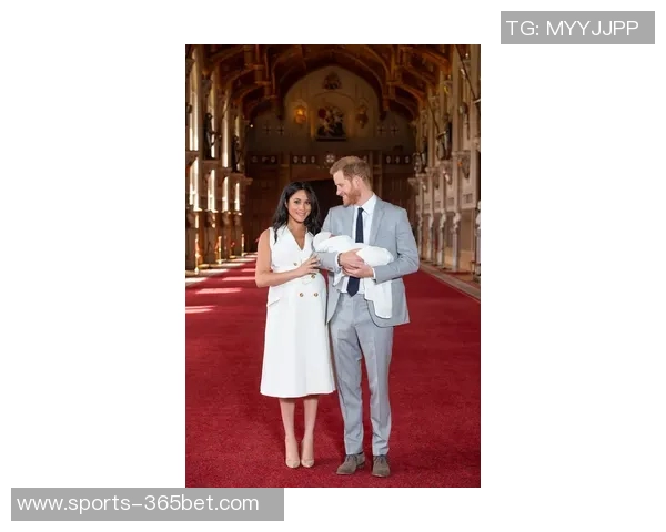 32岁博格巴荣获最佳复出奖白衣出席颁奖典礼妻子黑裙亮相尽显优雅长腿